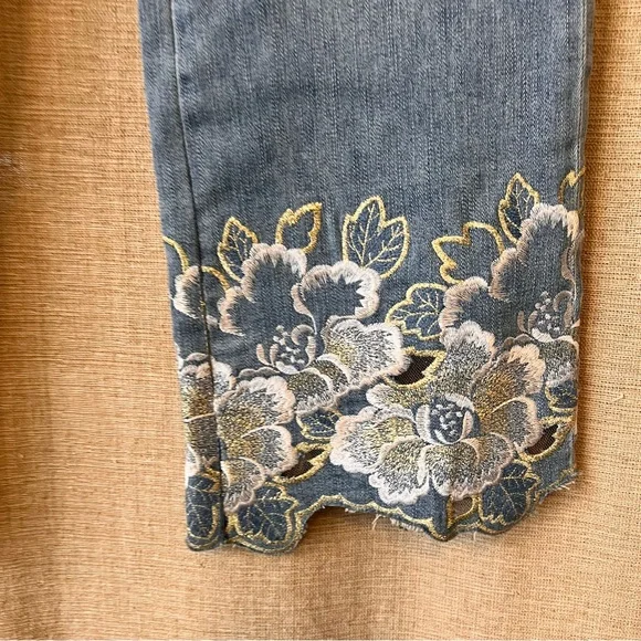 Pilcro Anthropologie high-rise bootcut jeans hem detailing 30 x 27” embroidery - Picture 3 of 9